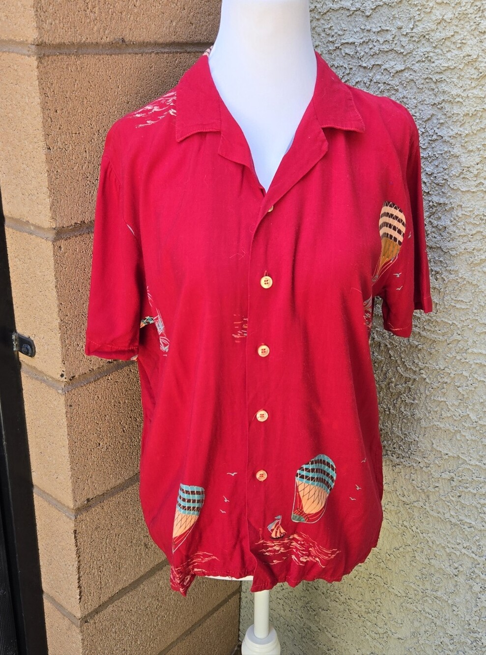 Vintage Hutspah Red Short-Sleeve Button-Up Shirt with Hot Air Balloon Print